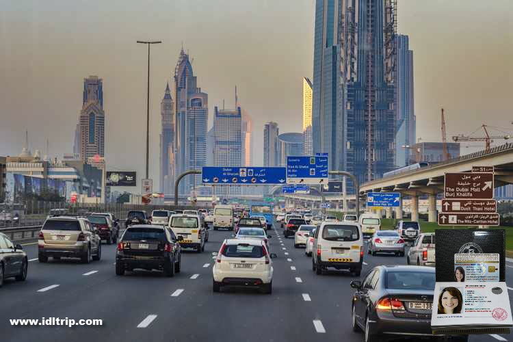 Conducir en los Emiratos Árabes Unidos